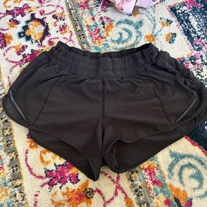 lululemon hotty hot shorts 2.5